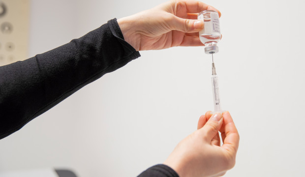 handen vullen injectiespuit ampul vaccinatie