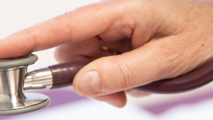 hand met stethoscoop