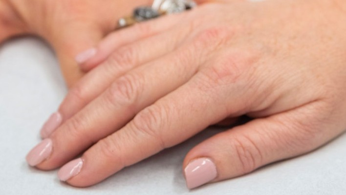 foto van twee handen die elkaar aanraken