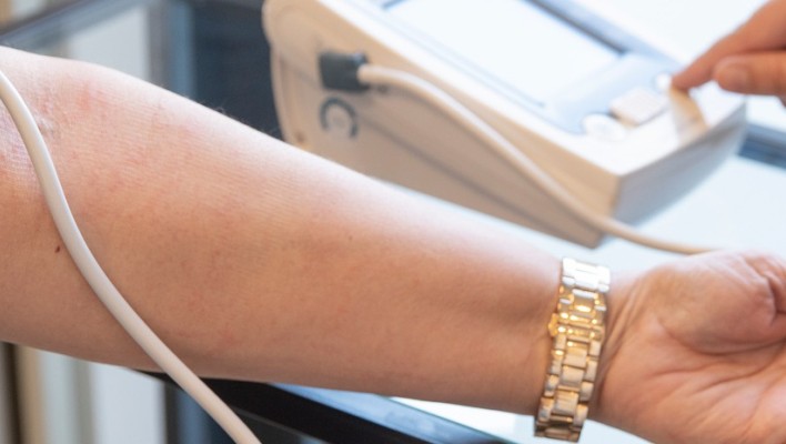 foto van arm met band bloeddrukmeter