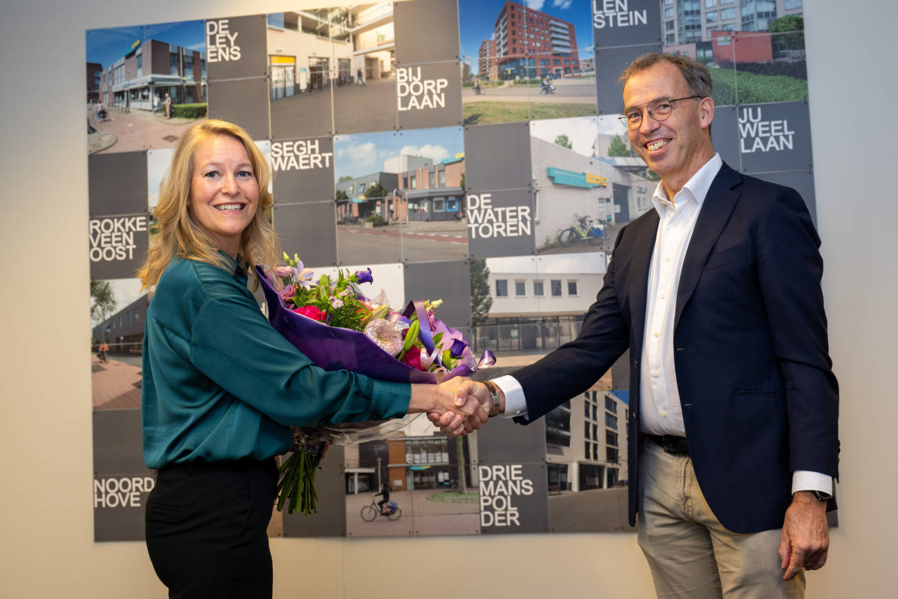 Aline Pikaar ontvangt bloemen